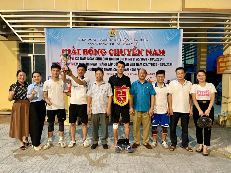 Công đoàn cơ sở Trung tâm Y tế huyện Thạch Hà tổ chức giải Bóng chuyền nam